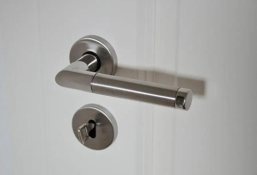 Lever door handle with a thumb turn – identifying types of door locks in the UK such as thumbturn euro cylinders, Locksmith Hastings guide for Hastings homes